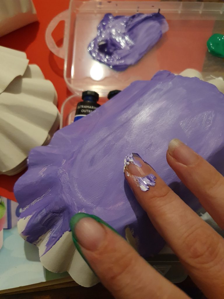 Grundieren der Frittenschale mit Acrylfarbe mit den Fingern